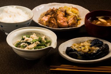 Patlıcan, miso-dagaku, yeşil fasulye, çorba, pirinç ve ızgara et, Japon mutfağı.