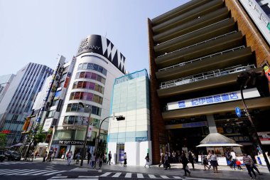 Harajuku İstasyonu, Shibuya, Tokyo, Japonya yakınlarındaki mağazalar ve iş binalarıyla şehir manzarası