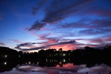 Gölün üzerinde güzel bir gün batımı