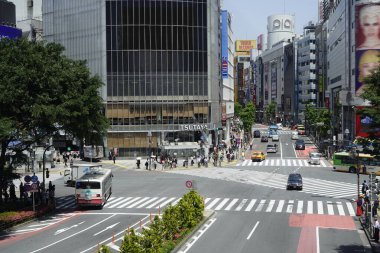 Mimari ve trafiği olan Japon şehrinin gündüz manzarası 
