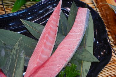 Yapraklı çiğ somon balığı, Japon yemeği..