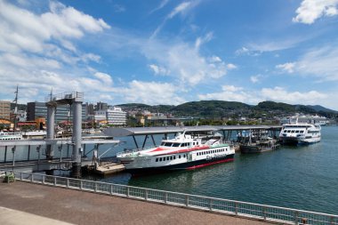 Nagasaki Limanı 'nda büyük gemileri olan feribot terminali..