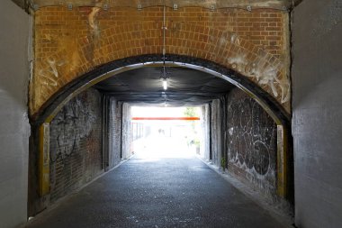 Parlak ışığa çıkan karanlık tünel