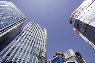 Harajuku İstasyonu, Shibuya, Tokyo, Japonya yakınlarındaki mağazalar ve iş binalarıyla şehir manzarası