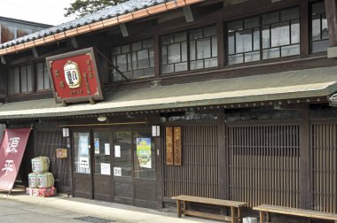 Siyah Döşemeli Çatı ve Sake Bira Fabrikası İşaretli Geleneksel Japon Binası