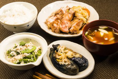 Tavuklu pilav, çorba, pirinç ve sebze, Japon yemeği.