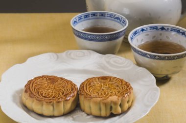 Çay fincanı ve iki Çin ay çöreği, Çin pastanesi ürünleri geleneksel olarak güz festivalinde yenir.