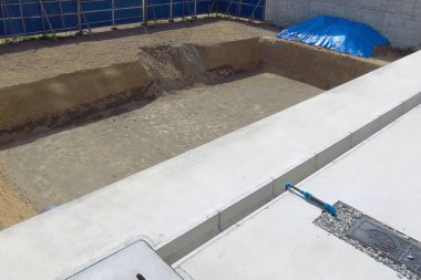 Şehir şantiyesinde inşaat halinde olan bina önü