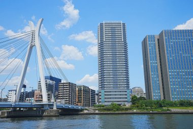 Güneşli bir günde modern şehir mimarisi