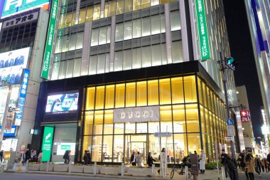 Tokyo City, Japonya 'da sokakta aydınlatılmış binalar 