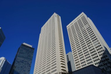 Yüksek binalar ve mavi gökyüzü - Tokyo, Japonya