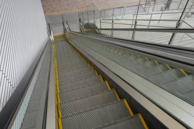 Yürüyen merdivenli kamu binasının içi