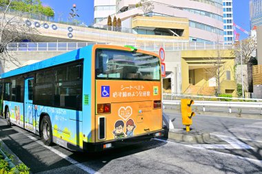 Japon çokuluslu şirketi Kioxia 'nın ambalaj reklamlarıyla dolu bir kamu otobüsü. Hafıza çözümleri konusunda uzmanlaşmış.. 