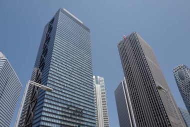 Yüksek binalar ve mavi gökyüzü - Tokyo, Japonya