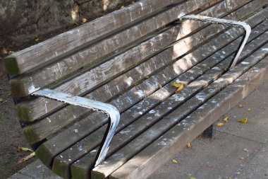 Park yolunda boş kirli bank