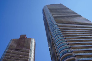 Yüksek binalar ve mavi gökyüzü - Tokyo, Japonya