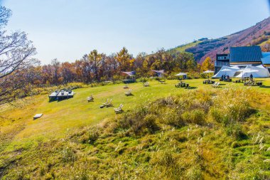 Güneşli bir günde güzel bir dağ manzarası 