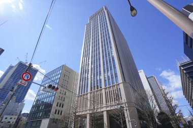 Yüksek binalar ve mavi gökyüzü - Tokyo, Japonya