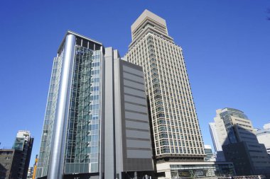 Yüksek binalar ve mavi gökyüzü - Tokyo, Japonya