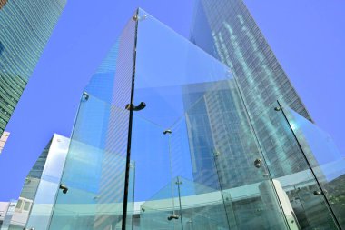 Şehirdeki modern ofis binaları, güneşli bir günde gökdelenler 