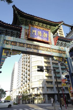 Tokyo City, Japonya 'da sokakta aydınlatılmış binalar 