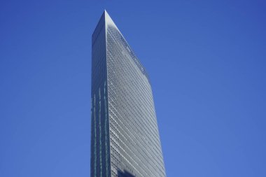 Güneşli bir günde modern şehir mimarisi. Mavi gökdelene karşı gökdelen görüntüsü