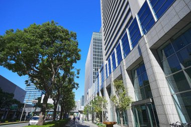 Yüksek binalar ve mavi gökyüzü - Tokyo, Japonya