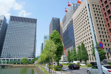 Japonya 'da yüksek binalar ve mavi gökyüzü
