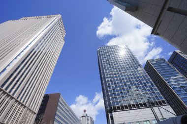 Yüksek binalar ve mavi gökyüzü - Tokyo, Japonya