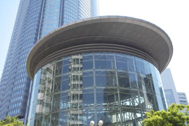 Gökdelen açık mavi gökyüzüne karşı gündüz 