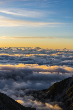 bulutlu dağ zirveleri