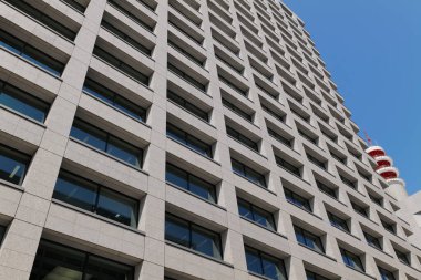 Güneşli bir günde modern şehir mimarisi. Mavi gökdelene karşı gökdelen görüntüsü