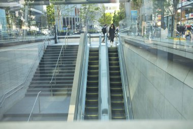 Modern şehir ortamında yürüyen merdiven ve merdiven