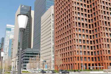 Güneşli bir günde modern şehir mimarisi. Yol ve gökdelenlerin görüntüsü