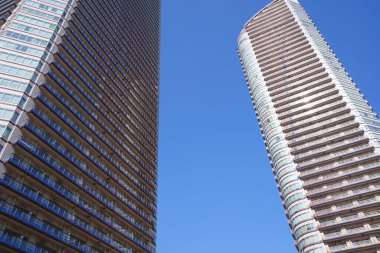 Yüksek binalar ve mavi gökyüzü - Tokyo, Japonya