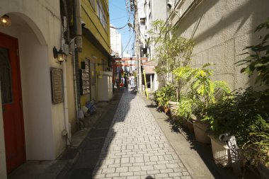 Güneşli bir günde eski şehrin dar sokakları 