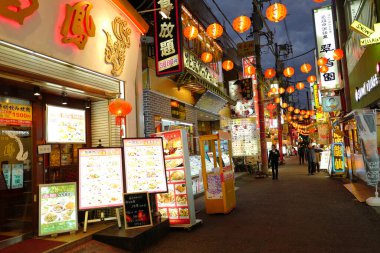 Gece Yokohama Çin Mahallesi. Japonya 'daki en büyük Çin Mahallesi
