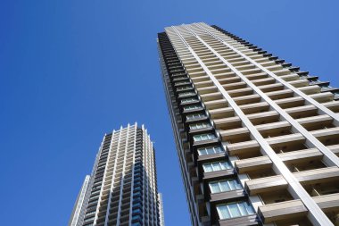 Mavi gökyüzü ve bulutlu modern bina