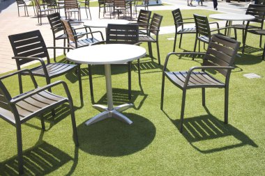 Boş sandalye ve masa Açık Restoran