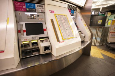 Japonya 'daki Shibuya İstasyonu' nda bilet makineleri.