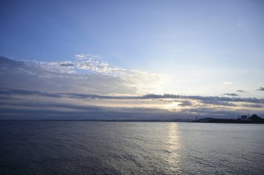 Denizin üzerinde güzel bir gün batımı 