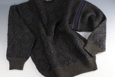 Beyaz arka planda örülmüş süveter. 