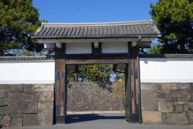 Tokyo İmparatorluk Sarayı 'nın iç hendeğindeki Sakurada-mon Kapısı, Tokyo, Japonya
