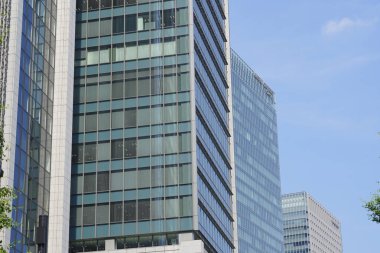 Yüksek binalar ve mavi gökyüzü - Tokyo, Japonya