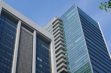 Yüksek binalar ve mavi gökyüzü - Tokyo, Japonya