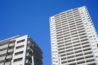 Yüksek binalar ve mavi gökyüzü - Tokyo, Japonya