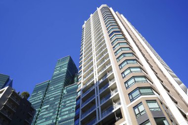 Yüksek binalar ve mavi gökyüzü - Tokyo, Japonya