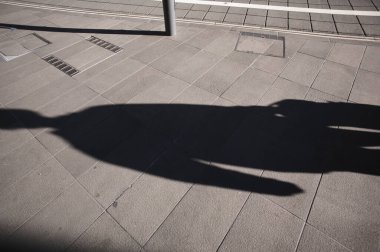 Sokakta yürüyen insanlar, gölge manzarası