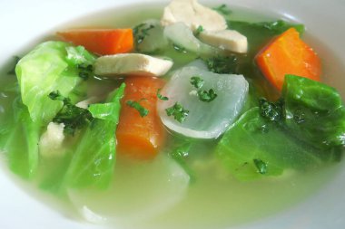 Tabakta taze sebze çorbası