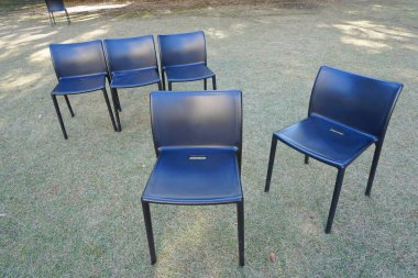 Bahçede siyah plastik sandalyeler